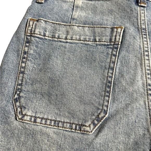 Madewell high-rise shorts frayed bottoms, size 28. Good condition. 98% cotton. - Picture 4 of 6